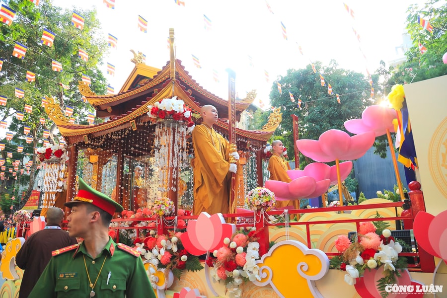 Hàng vạn người dân cung nghinh Xá Lợi Phật Thích Ca Mâu Ni tại chùa Quán Sứ