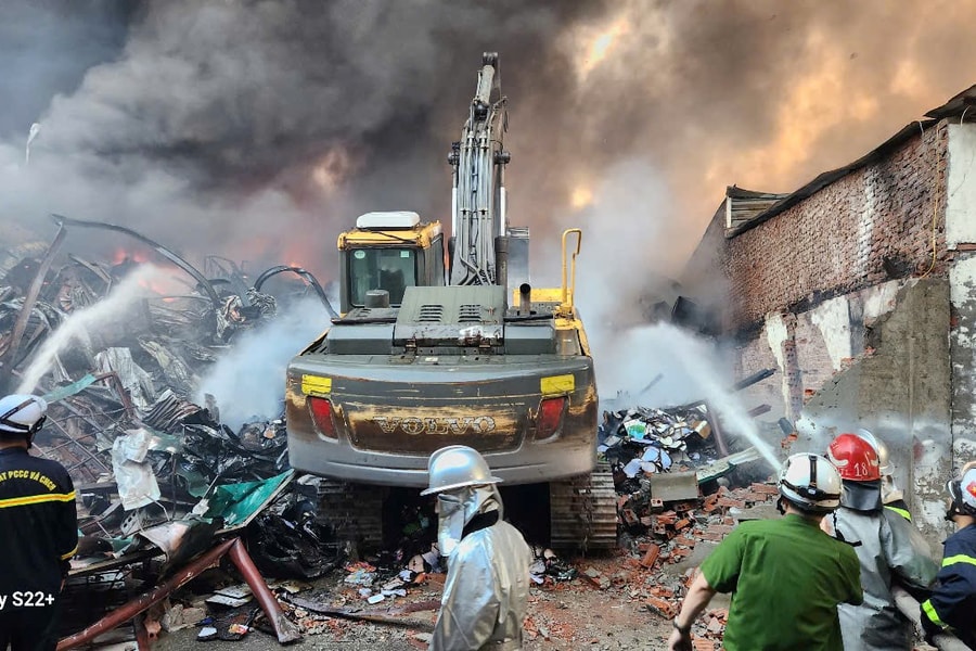 Cán bộ Công an Hà Nội bị thương khi khống chế đám cháy