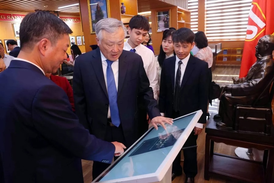 Tủ sách điện tử Chủ tịch Hồ Chí Minh: Nguồn tư liệu quý, bài học sâu sắc cho thế hệ hôm nay và mai sau