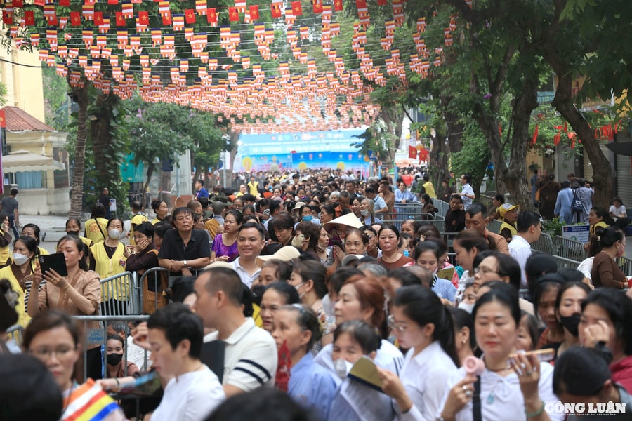 Hàng nghìn người dân xếp hàng dài chờ chiêm bái Xá lợi Phật tại chùa Quán Sứ
