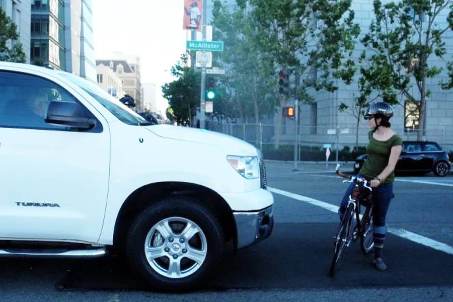 SUV và bán tải: hung thần đường phố với người đi bộ và trẻ em