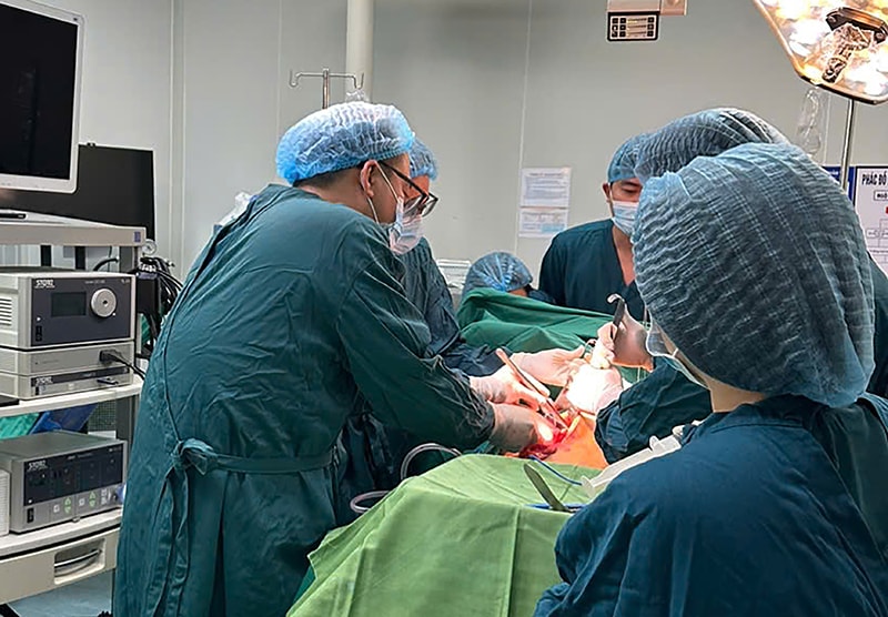 Bệnh viện Việt Nam-Cuba Đồng Hới cứu sống nam thanh niên bị thanh gỗ đâm xuyên ngực