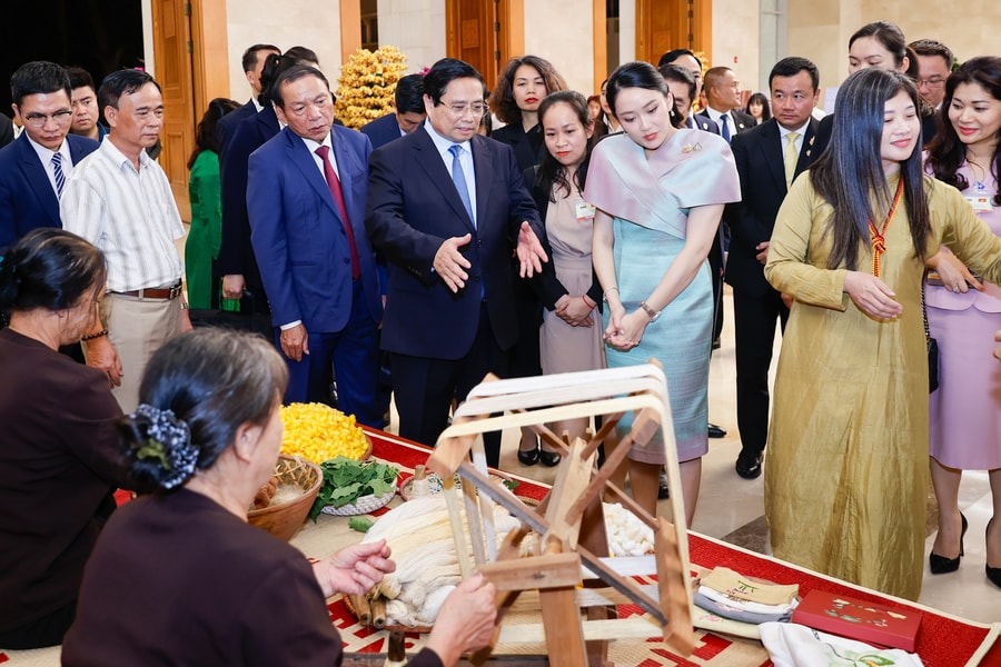 Thủ tướng Việt Nam và Thủ tướng Thái Lan cùng thưởng lãm tinh hoa thủ công Việt