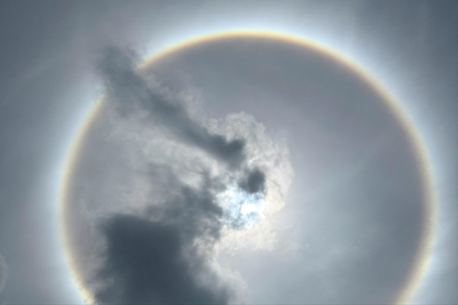 Hào quang mặt trời xuất hiện những ngày gần đây, Cục Khí tượng thủy văn lý giải ra sao?