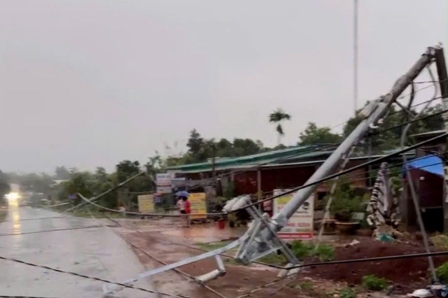 Gia Lai: Nhiều trụ điện bị gãy đôi, dây điện chắn ngang tuyến Tỉnh lộ 661