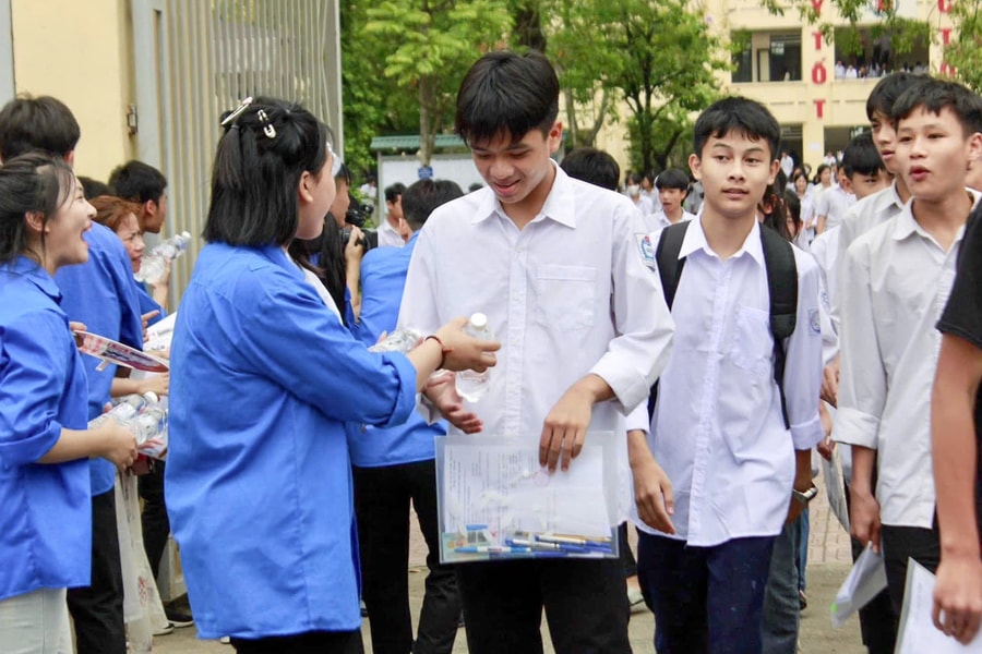 Hơn 35.000 học sinh Hà Nội và TP HCM không thi vào lớp 10 công lập năm 2025