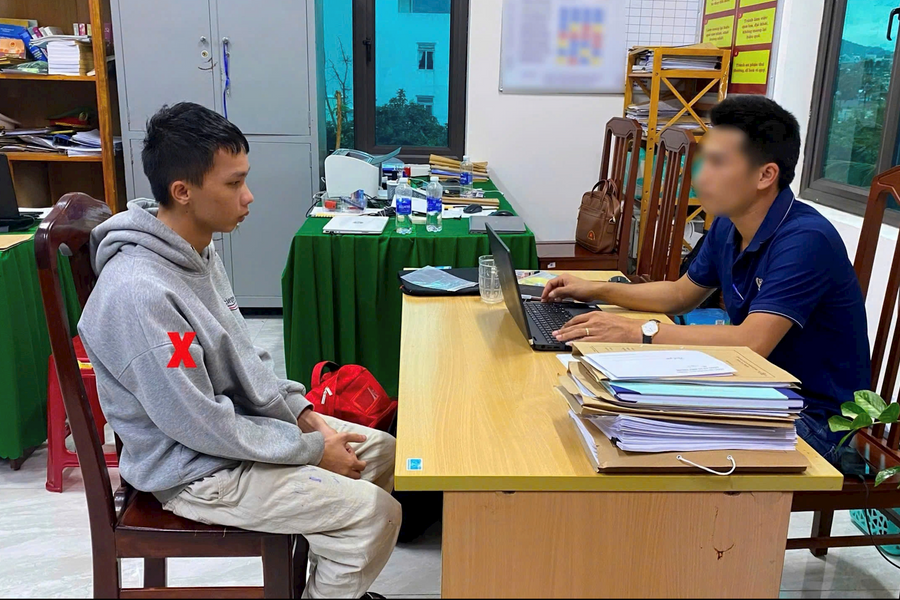 Đóng vai người thành đạt, dụ dỗ tặng Iphone rồi ép nhiều nữ sinh quay video khiêu dâm