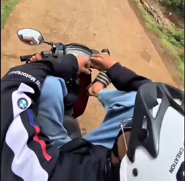 2 thanh niên đi xe máy bằng chân, đăng lên mạng xã hội khoe chiến tích cho vui