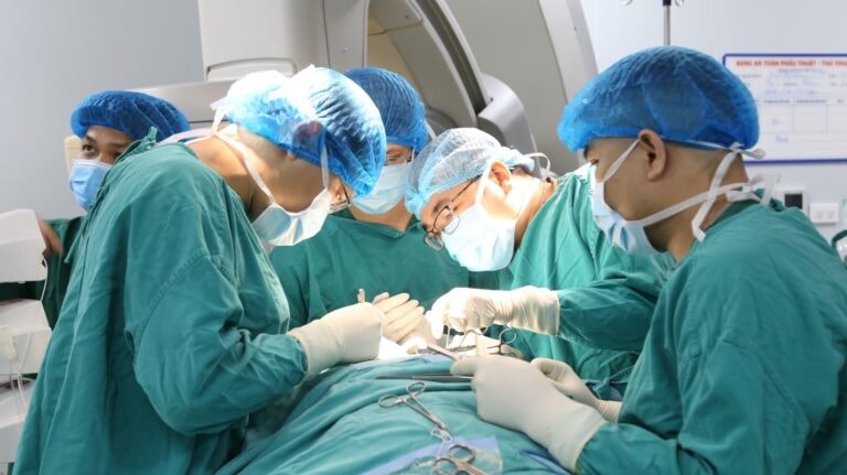 Chạy đua với thời gian cứu bệnh nhi bị vỡ tim sau tai nạn giao thông