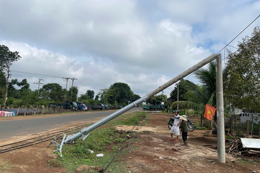 Nguyên nhân khiến hàng loạt trụ điện ở Gia Lai gãy đôi