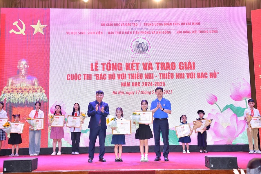 Trao giải cuộc thi "Bác Hồ với thiếu nhi - Thiếu nhi với Bác Hồ"