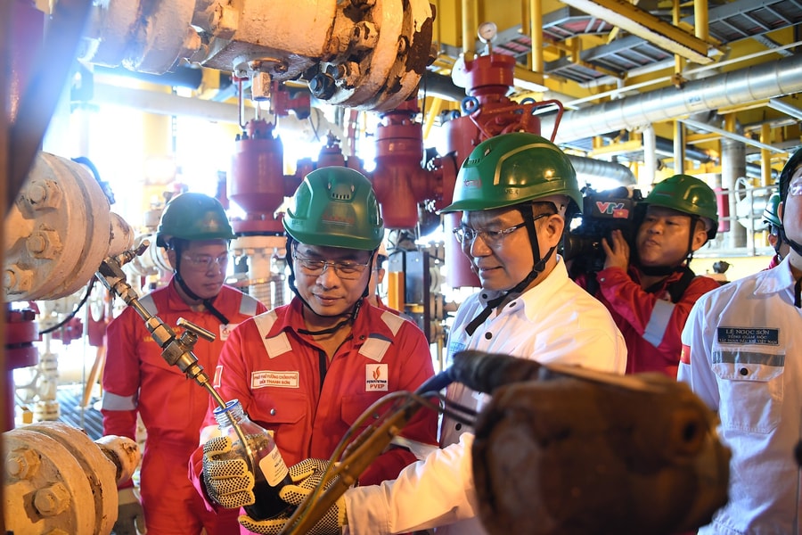 Phó Thủ tướng Bùi Thanh Sơn thăm, làm việc tại giàn khai thác đầu tiên của ngành dầu khí
