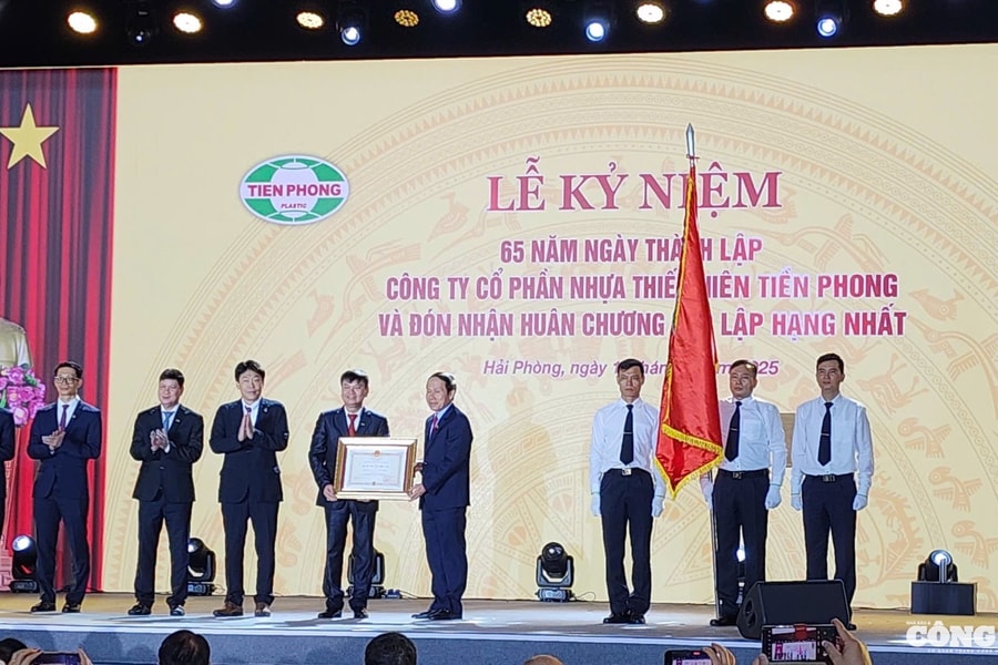 Nhựa Tiền Phong đón nhận Huân chương độc lập Hạng nhất