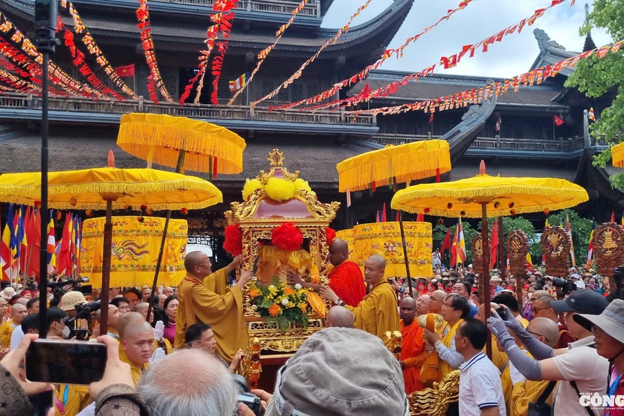 Biển người đổ về chùa Tam Chúc chiêm bái xá lợi Đức Phật