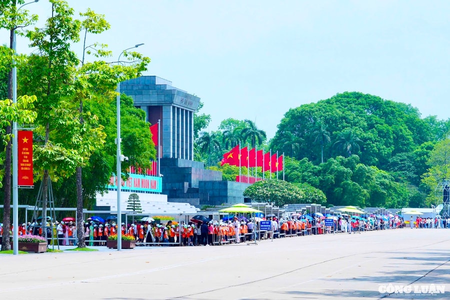 Hàng nghìn người dân xếp hàng dài, chờ vào Lăng viếng Chủ tịch Hồ Chí Minh