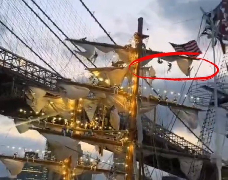 Tàu hải quân Mexico va chạm cầu Mỹ, 19 người bị thương