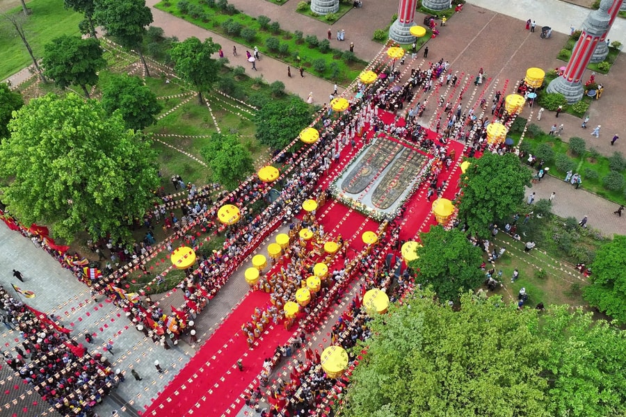 Người dân cầu nguyện bên 'Dấu chân Phật Đà' nặng hơn 100 tấn tại chùa Tam Chúc