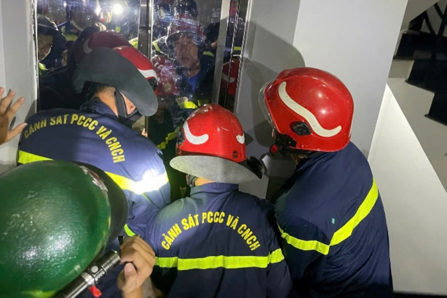 Giải cứu cô gái bị kẹt trong thang máy lúc rạng sáng ở TP HCM