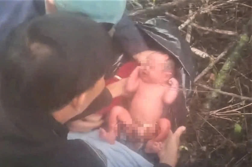 Đôi vợ chồng hiếm muộn xin nhận nuôi b é sơ sinh bị bỏ trong túi nylon