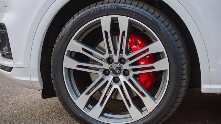 ‏Cách kiểm tra má phanh mà không cần tháo bánh xe‏