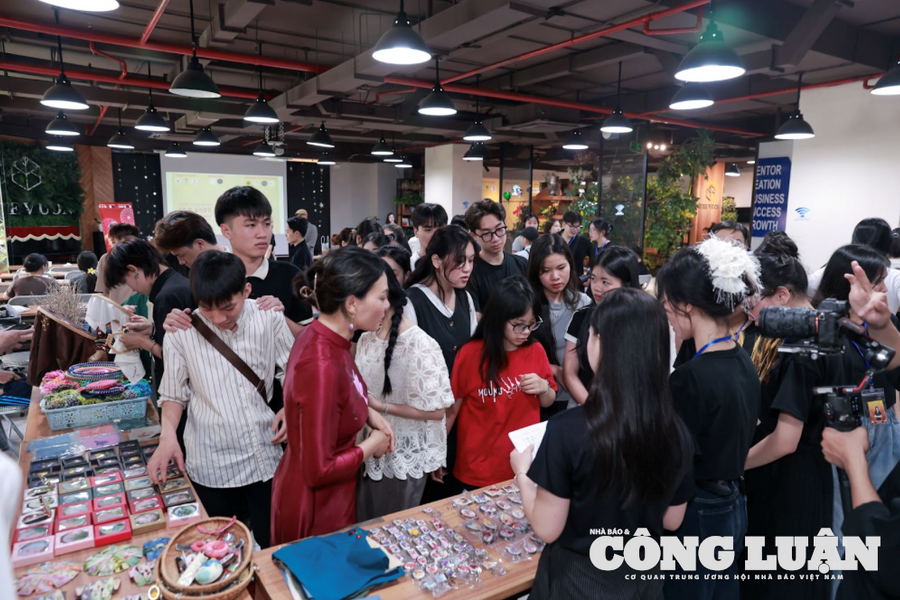 Sinh viên báo chí lan tỏa giá trị văn hóa qua triển lãm nghệ thuật thêu tay 'Họa sắc ngàn tơ'