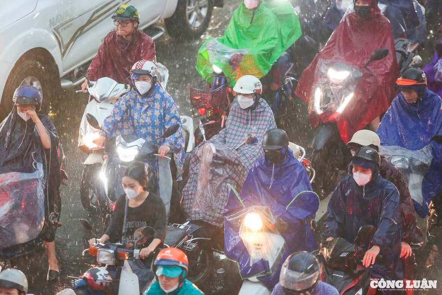 Hà Nội mưa lớn nhiều ngày, xác suất mưa chiều lên tới 80%