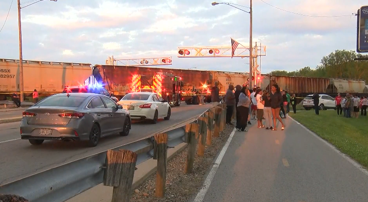 Tàu hỏa đâm trúng gia đình trên cầu ở Mỹ, 2 người thiệt mạng và 1 trẻ mất tích