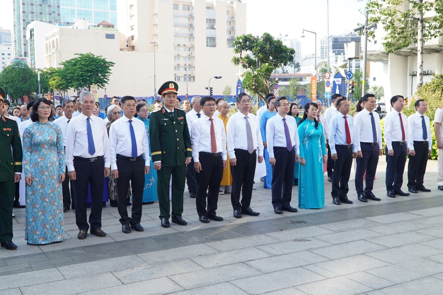 TP HCM dâng hoa, dâng hương tưởng niệm Chủ tịch Hồ Chí Minh