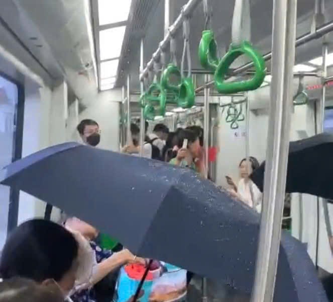 Hành khách ‘dở khóc dở cười’ che ô trên tàu Cát Linh - Hà Đông