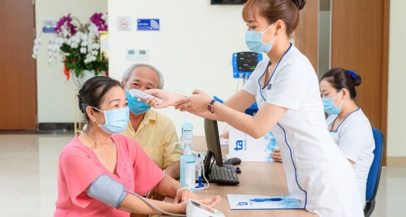 Người già cần lưu ý gì khi cúm mùa phát triển mạnh?