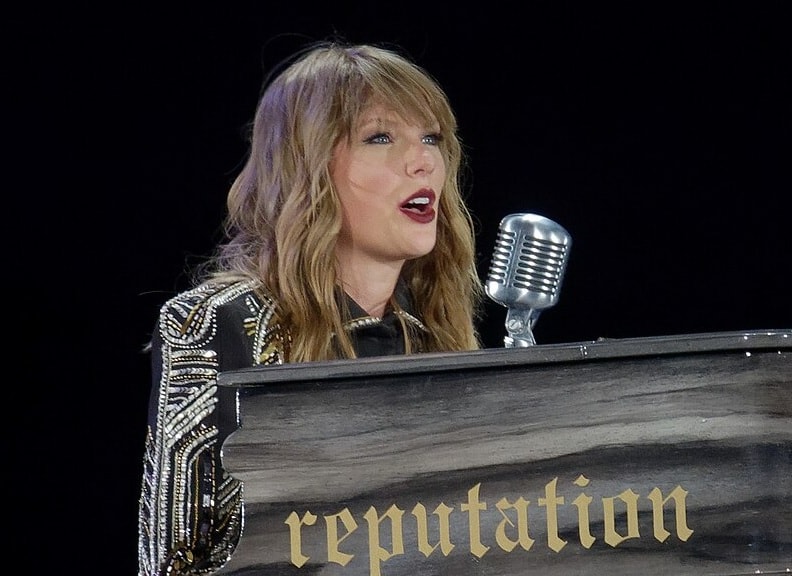 Ông Trump yêu cầu điều tra hàng loạt ngôi sao 'nhận tiền' để ủng hộ bà Harris