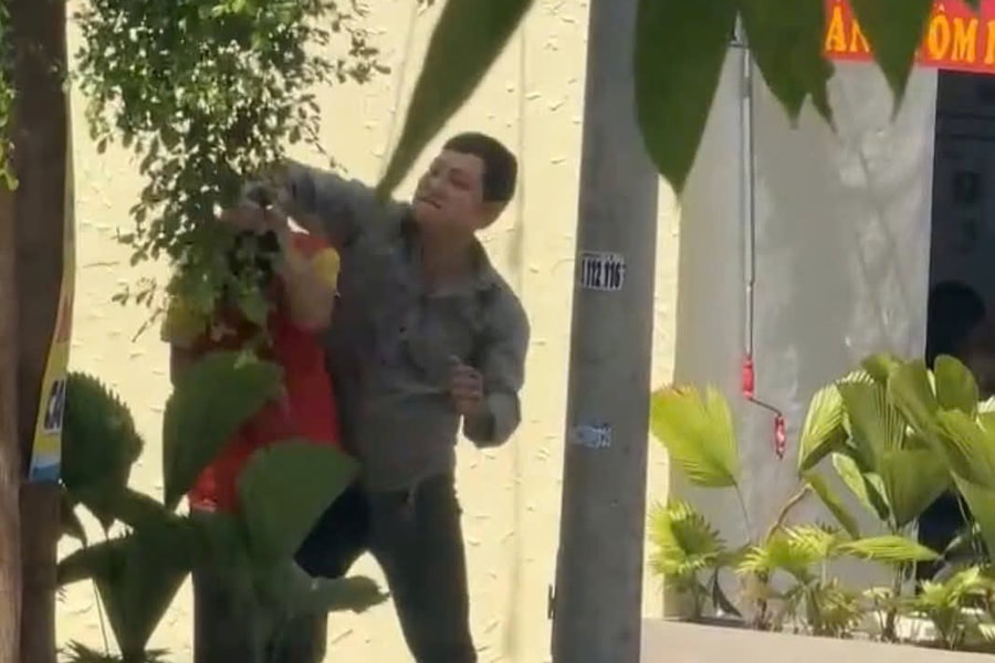 Nam shipper bị khách tấn công gãy sống mũi