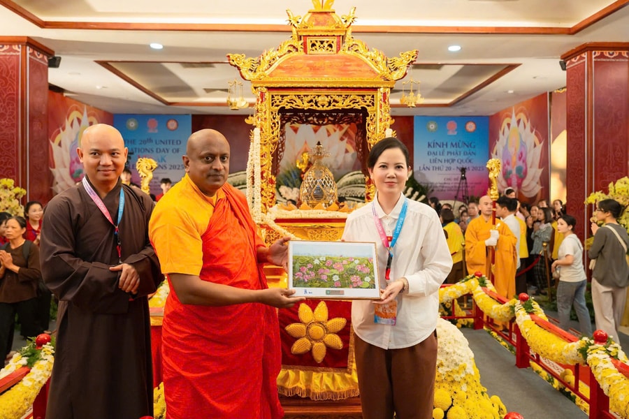 Tặng 10.000 bản in tranh 'Liên hoa tịnh cảnh' cho các đại biểu trong và ngoài nước tham dự Vesak 2025