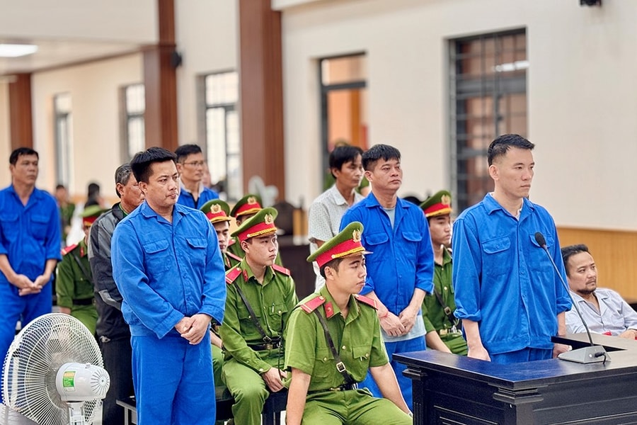 Trưởng Công an xã cùng điều tra viên nhận hối lộ để bỏ qua hành vi buôn lậu