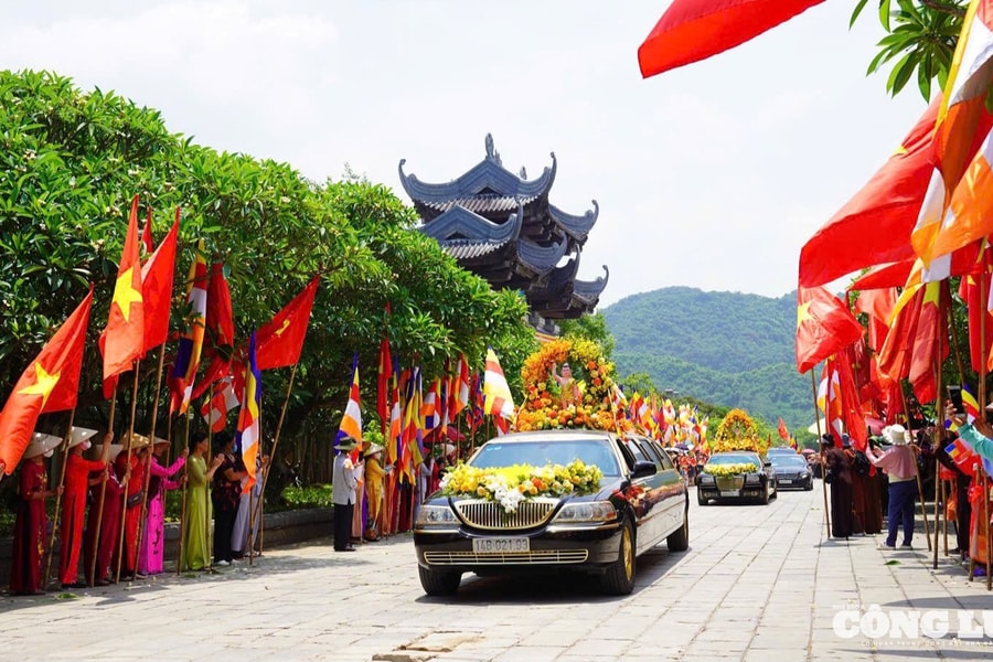 Ninh Bình: Hàng nghìn phật tử cung rước xá lợi Đức Phật về chùa Bái Đính