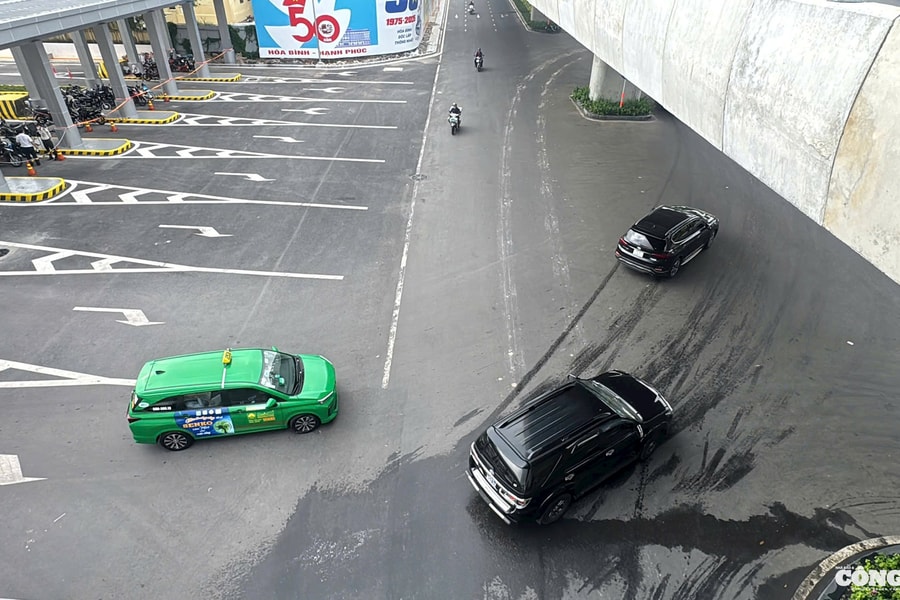 Ô tô, xe máy chạy loạn xạ ở Nhà ga T3 Tân Sơn Nhất