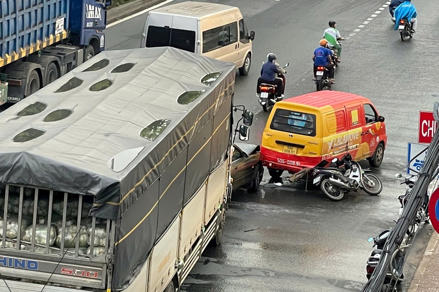 Tai nạn liên hoàn trước chợ đầu mối Thủ Đức, 2 người tử vong