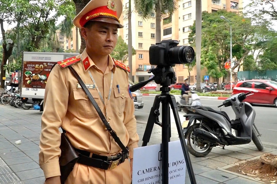 CSGT Hà Nội sử dụng camera lưu động phạt nguội loạt xe máy vi phạm