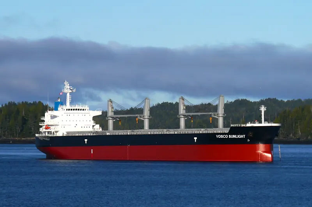 VOS giấu thông tin loạt thương vụ mua bán tàu trăm tỷ, bị HOSE nhắc nhở giữa lúc báo lỗ gần 54 tỷ