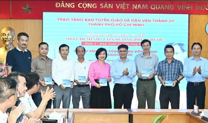 TPHCM tiếp nhận bản ghi phần 2 bộ phim tài liệu “Hồ Chí Minh - Con đường phía trước”