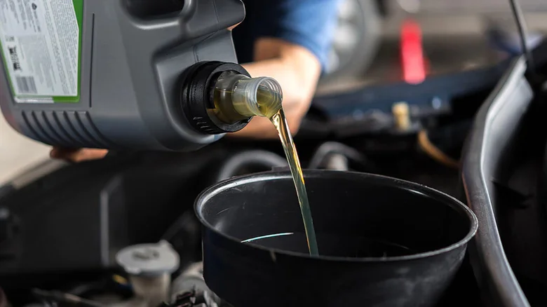 ‏Châm thêm dầu máy thay vì thay mới: nên hay không?‏