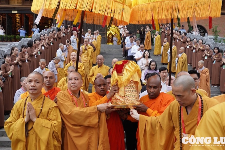 Cung tiễn xá lợi Đức Phật đến chùa Phúc Sơn (Bắc Giang)