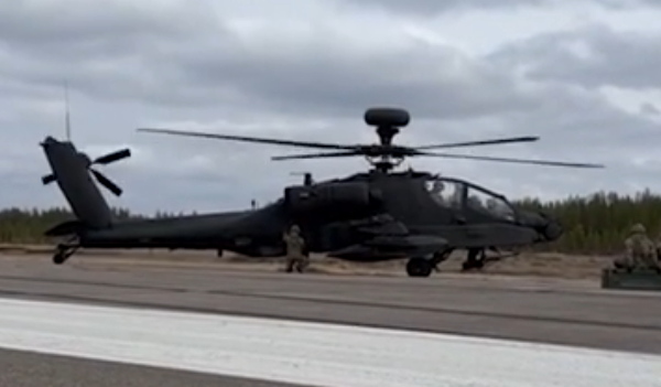 Xem trực thăng Apache của NATO khai hỏa tên lửa Hellfire gần biên giới Nga