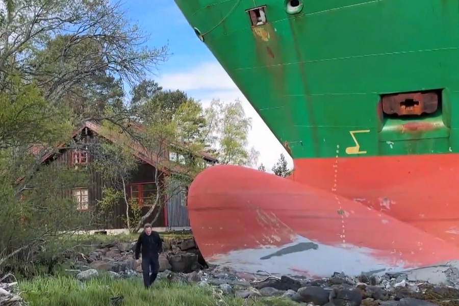 Thức dậy thấy tàu container suýt đâm trúng nhà