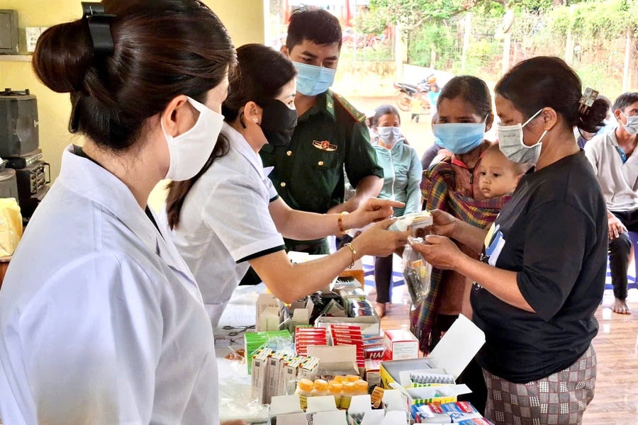 Gia Lai: Khám bệnh, cấp thuốc miễn phí cho hàng trăm người dân biên giới