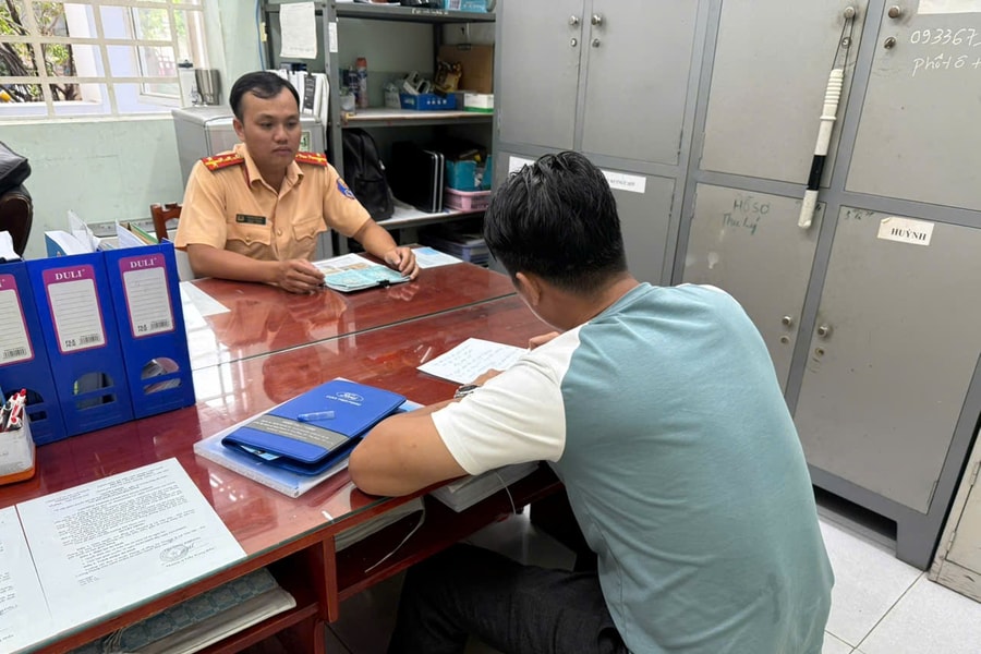 Tài xế xe ô tô vượt đèn đỏ bị phạt 19 triệu đồng