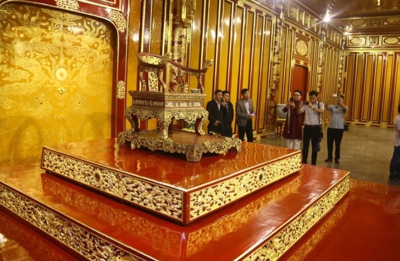 Ngai vàng triều Nguyễn: Một cú trèo, ba đoạn gãy và vô số câu hỏi