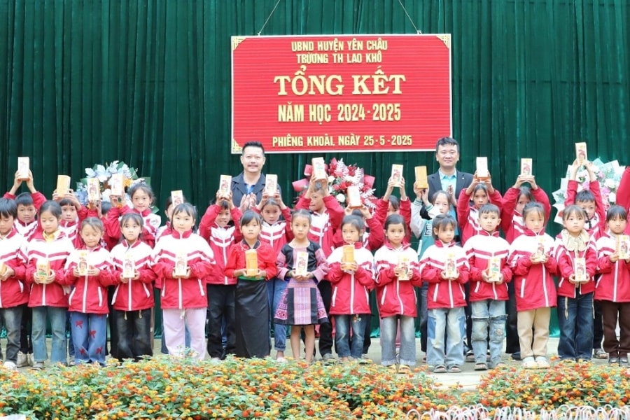 VOV Tây Bắc phối hợp trao tặng 200 suất quà cho học sinh vùng cao Sơn La