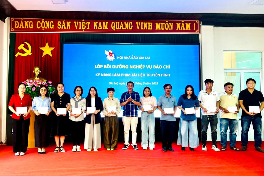 Hội Nhà báo tỉnh Gia Lai trao giấy chứng nhận kỹ năng làm phim tài liệu truyền hình cho hội viên