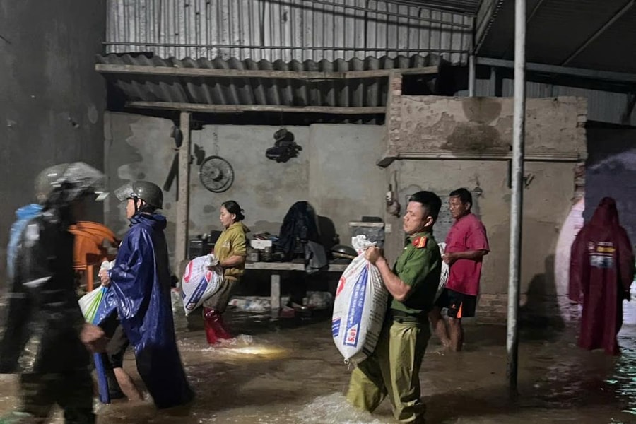 Mưa lớn gây ngập diện rộng, người dân Hà Tĩnh sơ tán khẩn cấp